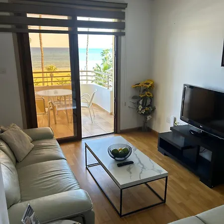 Ithaki Phinikoudes No. 201 * לרנקה