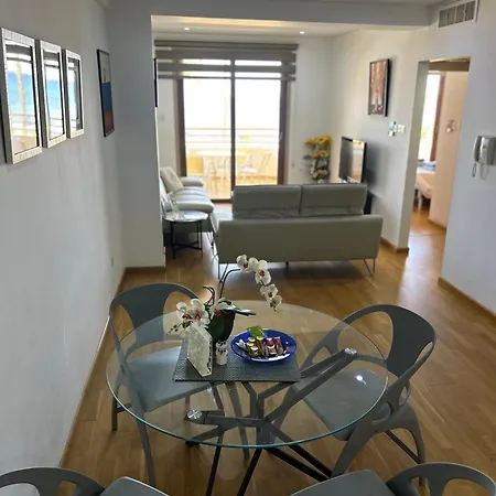 Ithaki Phinikoudes No. 201 * לרנקה