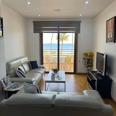 Ithaki Phinikoudes No. 201 דירה